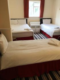 Southend Guest House - Close to Beach, Train Station & Southend Airport