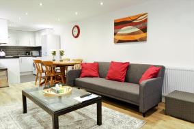 STYLISH 2 BEDROOM APARTMENT IN THE HEART OF GREENWICH