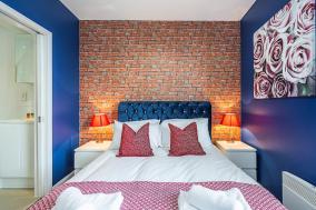 Cozy and Charming Flat: Minutes from Everything!