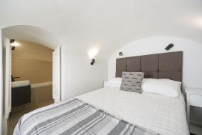 Newly Refurbished Flat With Patio. By Hyde Park
