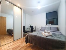LiveStay-Modern 3 Bed Apt on 8th Floor with Amazing Views