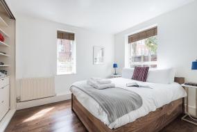 Bright and stylish apartment in trendy Islington by UnderTheDoormat