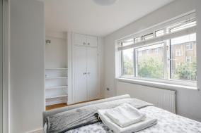 Bright & welcoming garden flat sleeps 6 in style