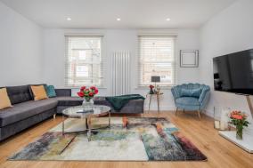 Beautiful 2 bedrooms split level Fulham Apartment