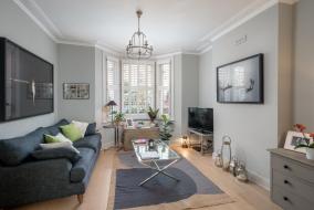 JOIVY Superb 4-bed home with garden in Clapham