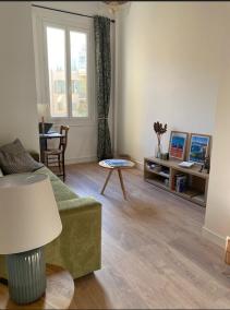 Studio Nice Le Palais, avec cuisine et espace repas separes, dans immeuble nicois, Port de Nice, Vieux Nice, Place du pin et Garibaldi, Colline du chateau, a 2 minutes de la promenade des Anglais