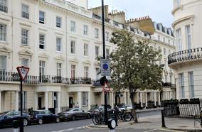 Bright apartment near Hyde Park Sleeps 4