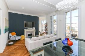 Modern apartment walking distance to beach in Nice Carre d'Or