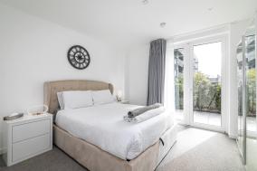 Luxury Spacious Flat with Communal Gardens and Parking