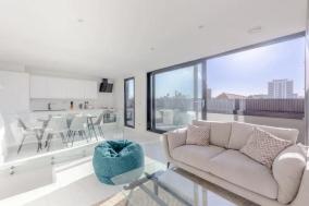 Unique and Sun Filled 2 Bedroom Flat with Balcony -Hackney