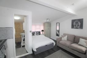 Studio 2 min walk to Upton Park Station
