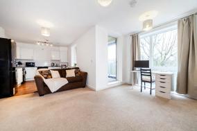 Stunning Double Bed Flat with Private Balcony & Free Parking