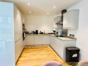Luxury 2 Bed 2 Bathroom apt near tube station!