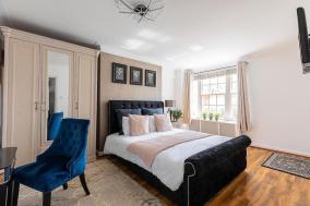 Beautiful Two Bedroom Apartment Nearby Hyde Park