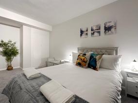 Zoey Place near Thames River - 2 Double Beds, 1 Single Bed, Spacious, Ideal for Families