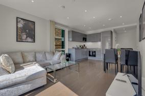 One Bedroom Apartment with Balcony near Elephant and Castle
