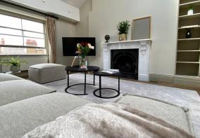 Top floor luxury 3 bedroom near Baker St