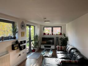 Spacious, bright two-bedroom flat with a balcony
