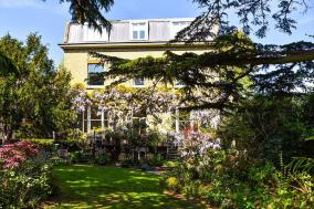 Spacious 2 bed Garden Flat by the Thames+parking