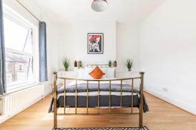 Large, Bright and Spacious 3 Bed Flat in London