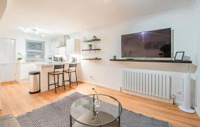 Bright Cosy Cottage with Parking and Outdoor Patio