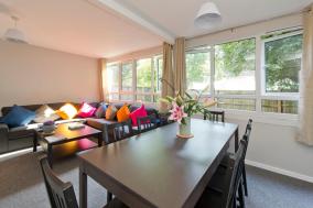 JOIVY Spacious apt with private yard in Notting Hill