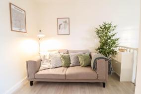 Stunning 2 bed flat right by OVAL STATION!