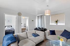 Cozy 2 Bed Apartment Close to Excel, 02, & London City Airport!