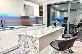 Stunning property with London city and river views