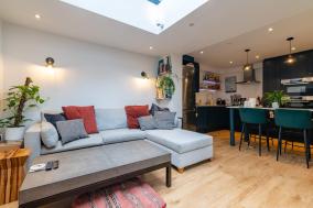 Beautiful Two Bed Abode In South West London