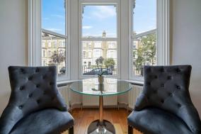 One-bedroom apartment in Queen's Park