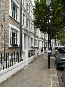 Kensington apartment with 2 bedrooms 1 living room and Patio