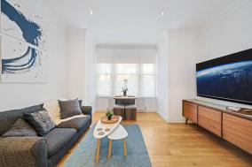 Stunning Acton Super-King Flat with Parking