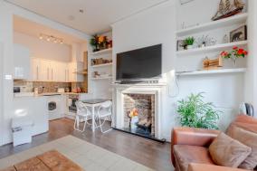 Radiant and Roomy 2BD Flat - Fulham!