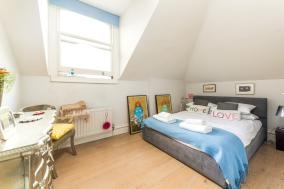 Pleasant Earl's Court Apartment near Hyde Park by UndertheDoormat