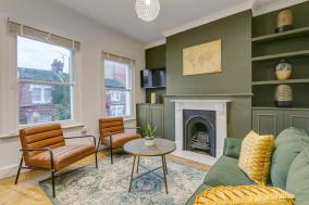 Charming Clapham Apt with Roof Terrace near train