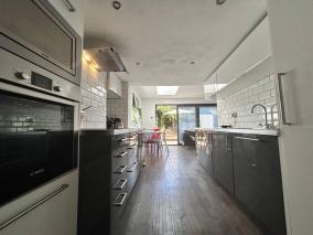 London 2 Bedrooms with Private Garden Apartment Walking Distance to Underground Ideal for Families