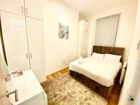 Beautiful Two Bedroom Flat with Free Car Park In Central London