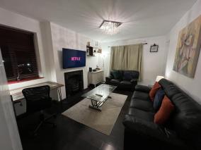 Specious 2 x double bedroom flat in London E18