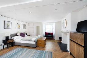 Cozy sub-basement flat unit in London
