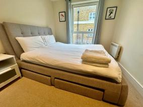 Modern 1 bedroom apartment moments from Shoreditch