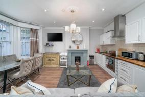 Gorgeous & Modern 2 Bedroom Apartment sleeps Six in Earl's Court