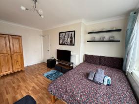 Huge and affordable 3 bedroom flat in Hammersmith for 6 people with welcome breakfast