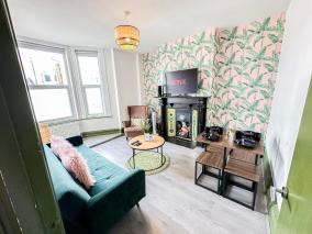 2 Bedroom Flat with indoor fireplace in Shepherds Bush, near White City