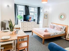 Cosy Apartments Near Hampstead Heath With Free On-Site Parking & Private Gardens, Golders Green