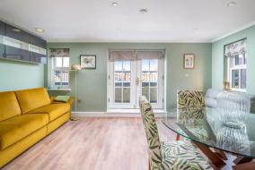 Designer 1 Bed Flat Barons Court Sleeps 4 Balcony