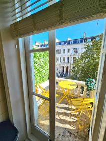 Charming Home with Private Balcony, on 1st floor, with 2 Bathrooms, 3 min walk to Earl's Court Station