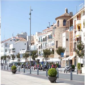 una calle de la ciudad con edificios en el fondo en Mar Cambrils, en Cambrils