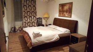 1 dormitorio con 1 cama con toallas en Hotel Livia, en Tirana