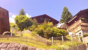 a house with a fence in front of it at Ferienwohnung Käch in Habkern